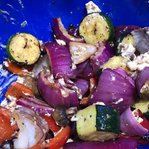 Grands légumes fumés grillés avec avocat et fromage de chèvre émietté — Image 1