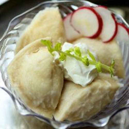 Vareniki (Perogi russe) avec pommes de terre et champignons