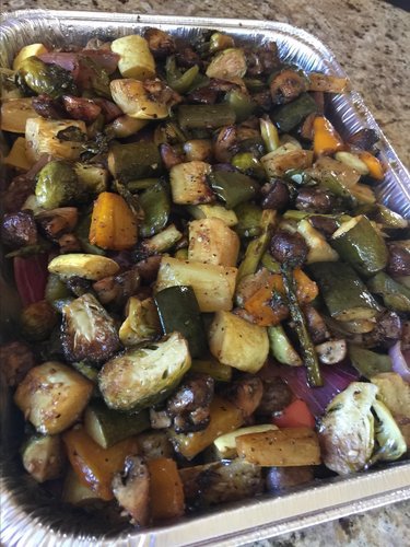 Grands légumes fumés grillés avec avocat et fromage de chèvre émietté — Image 2