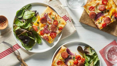 Pizza sur plaque avec saucisse fumée Hillshire Farm® et tomates cerises éclatées