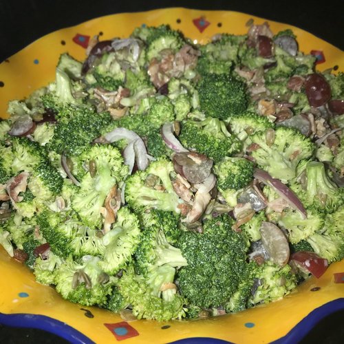 Salade de brocoli aux raisins rouges, bacon et graines de tournesol — Image 3