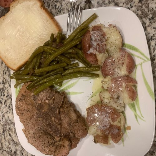 Côtelettes de porc avec os à l'autocuiseur, pommes de terre au four et carottes — Image 2