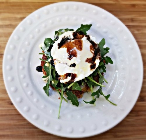 Oeufs Bénédicte de gâteau de hachis avec glaçage balsamique — Image 2