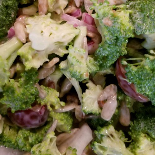 Salade de brocoli aux raisins rouges, bacon et graines de tournesol — Image 2