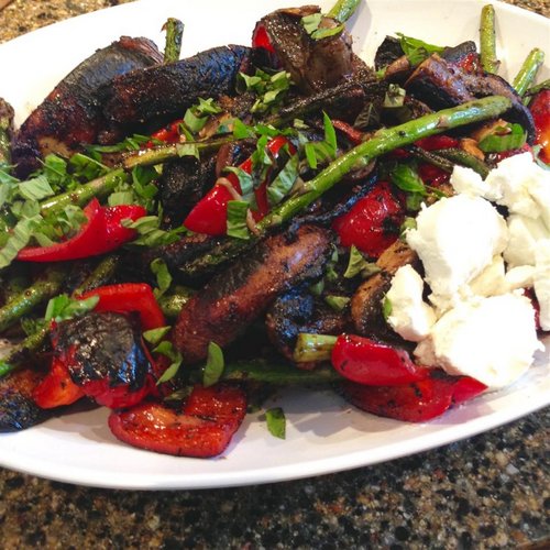 Grands légumes fumés grillés avec avocat et fromage de chèvre émietté — Image 4