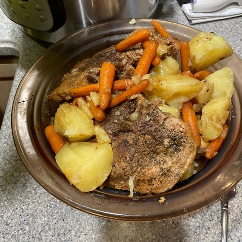 Côtelettes de porc avec os à l'autocuiseur, pommes de terre au four et carottes — Image 1