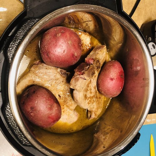 Côtelettes de porc avec os à l'autocuiseur, pommes de terre au four et carottes — Image 3