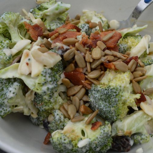 Salade de brocoli aux raisins rouges, bacon et graines de tournesol — Image 4