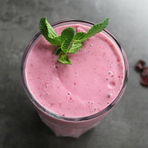 Smoothie aux fruits mélangés avec des baies de Goji