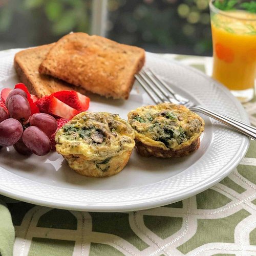 Muffins aux œufs végétariens avec épinards et champignons