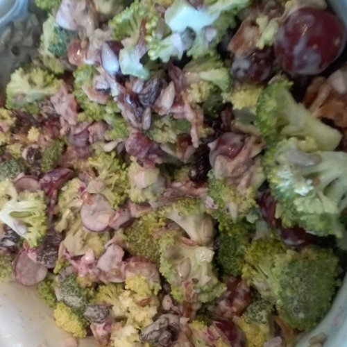 Salade de brocoli aux raisins rouges, bacon et graines de tournesol — Image 1