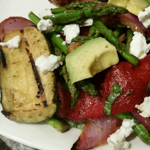 Grands légumes fumés grillés avec avocat et fromage de chèvre émietté — Image 3